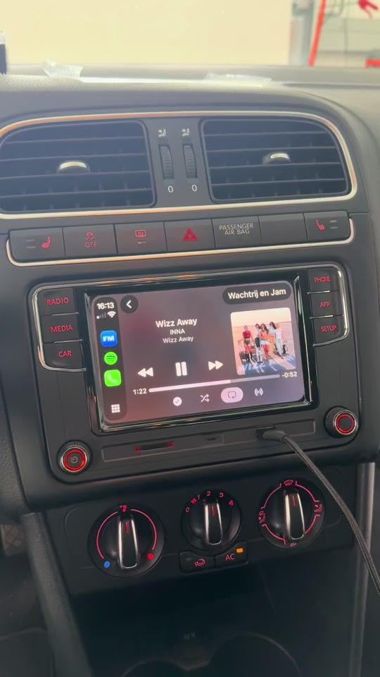 Een nieuw ingebouwd multimediascherm met Apple CarPlay in het dashboard van een Volkswagen