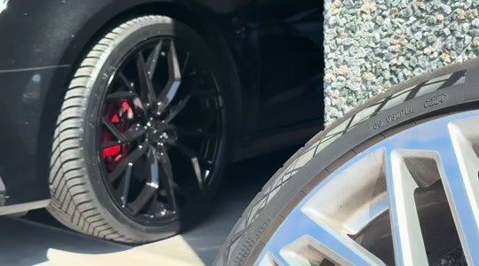 Een 19 inch custom wheel met rode remklauw aan een Audi