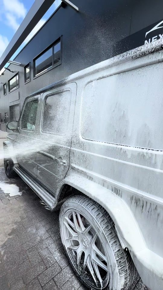 Een Mercedes-AMG G63 onder de schuimlaag voor de deur van Next Ride Automotive