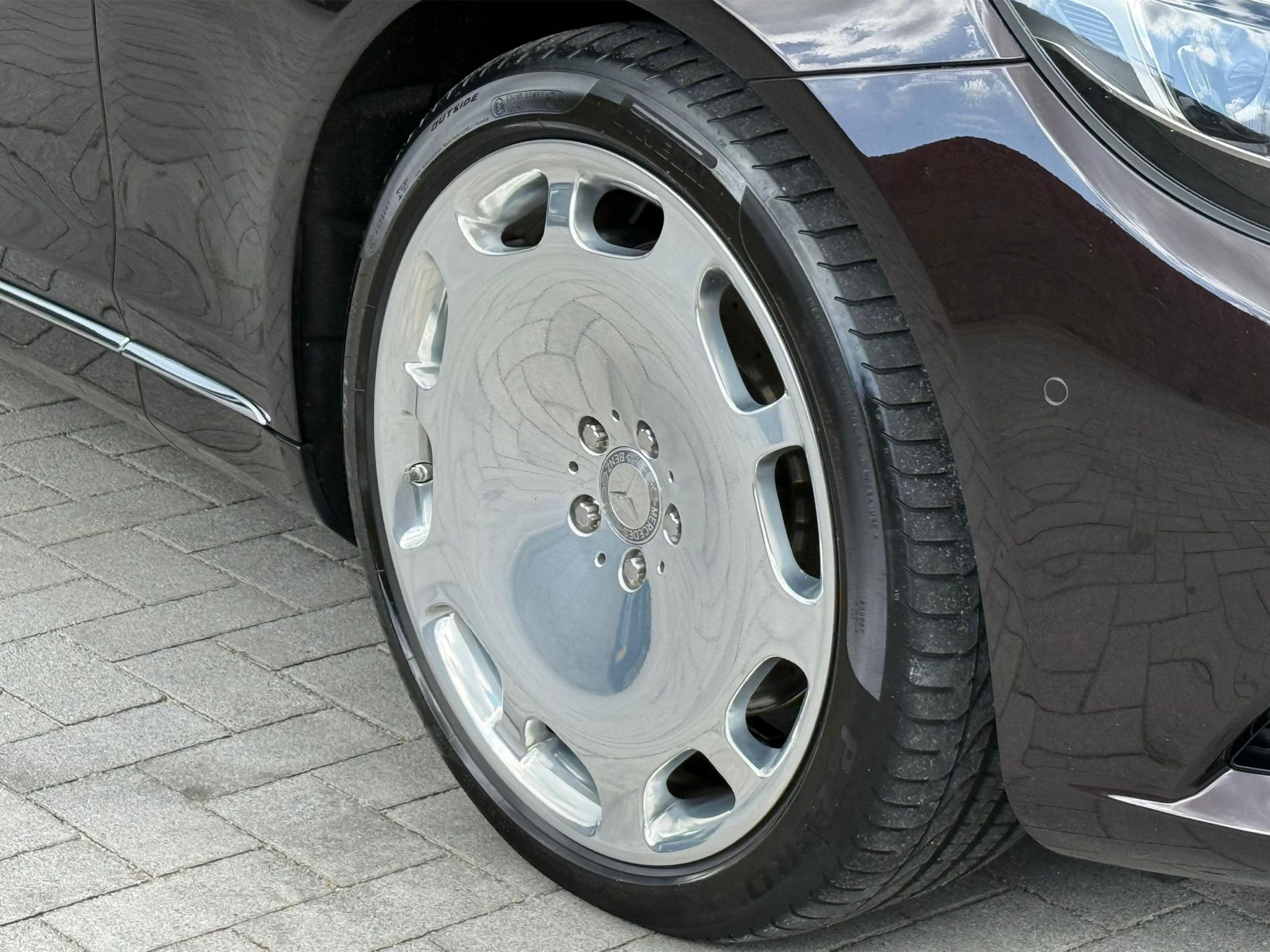 Een gepoetste Maybach-velg voor de deur aan de Industrieweg