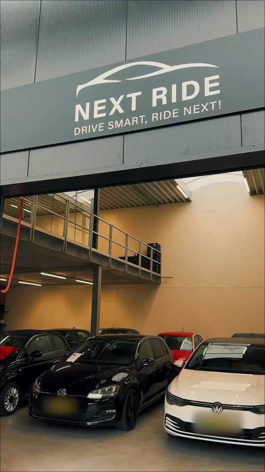 Het Next Ride-bord aan de binnenmuur van de hal, met occasions eronder