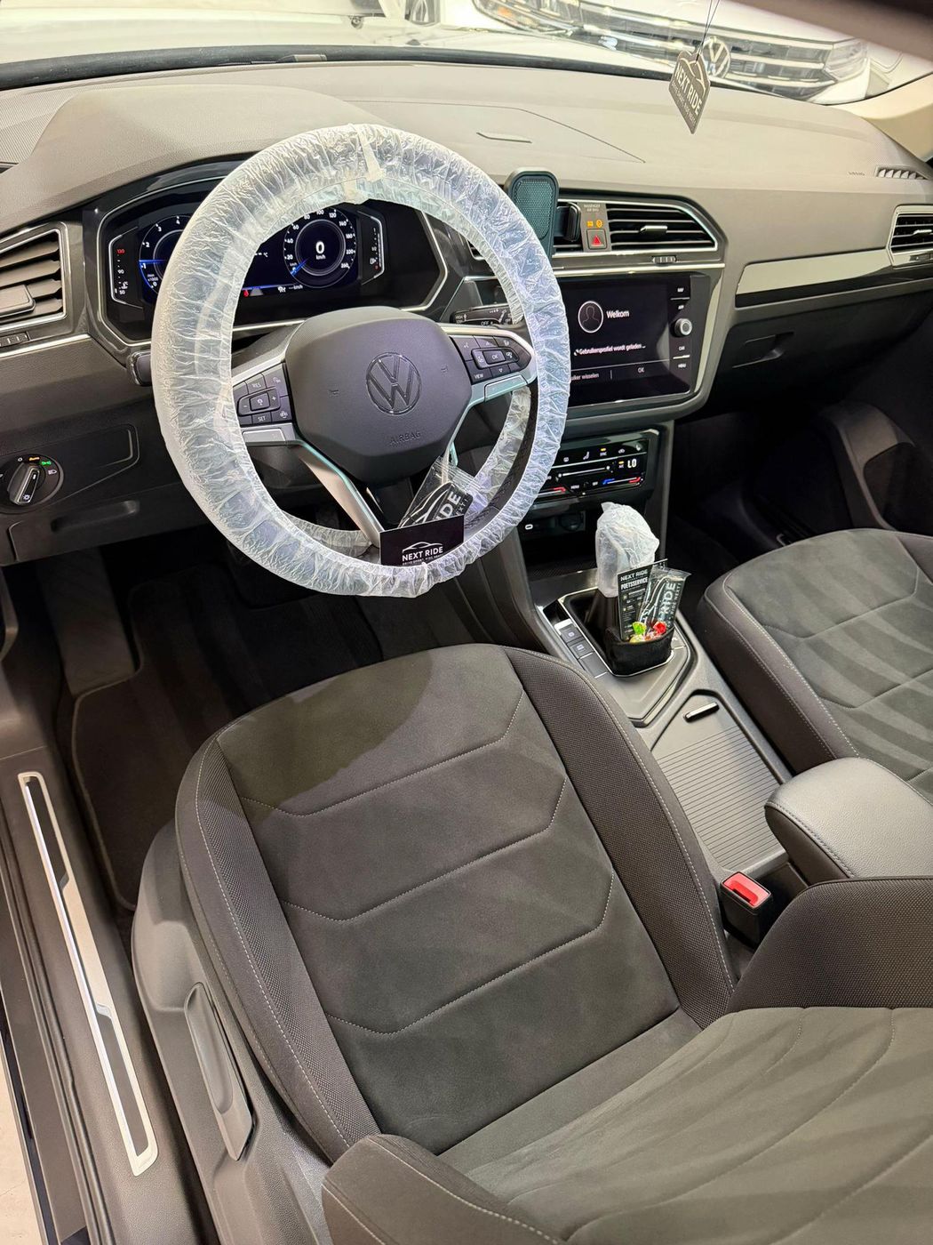 Het interieur van een Volkswagen Tiguan na de poetsbeurt, met een beschermhoes om het stuur