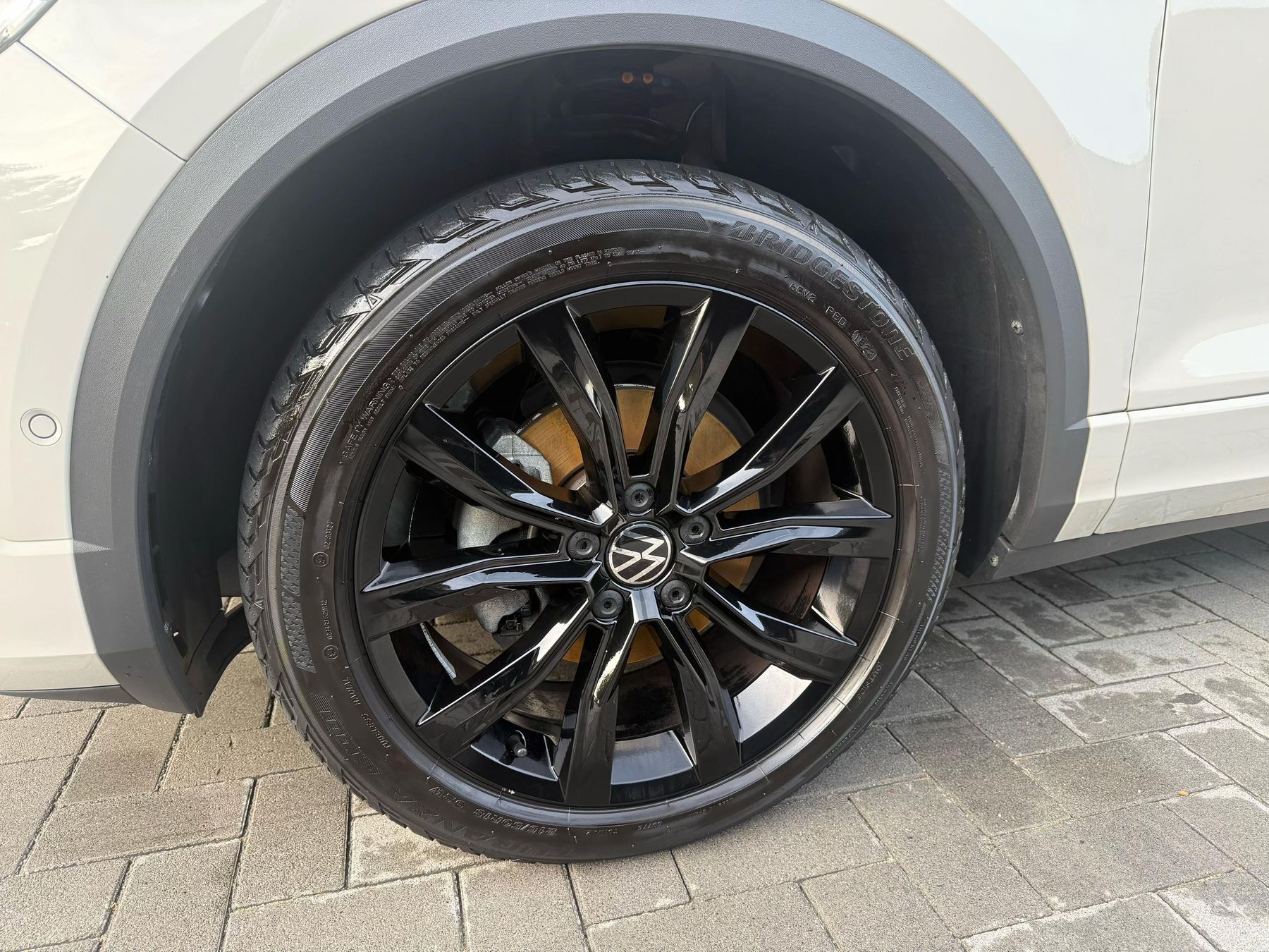 Een zwarte velg van dezelfde T-Roc, schoon en glanzend